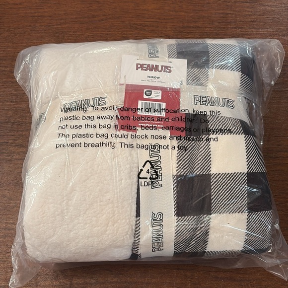 Peanuts Snoopy Throw Blanket - Picture 9 of 11